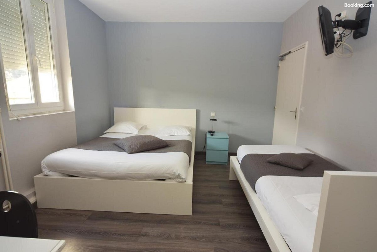 Hotel-de-Paris-2-Capdenac-Gare-chambre-quad.jpg