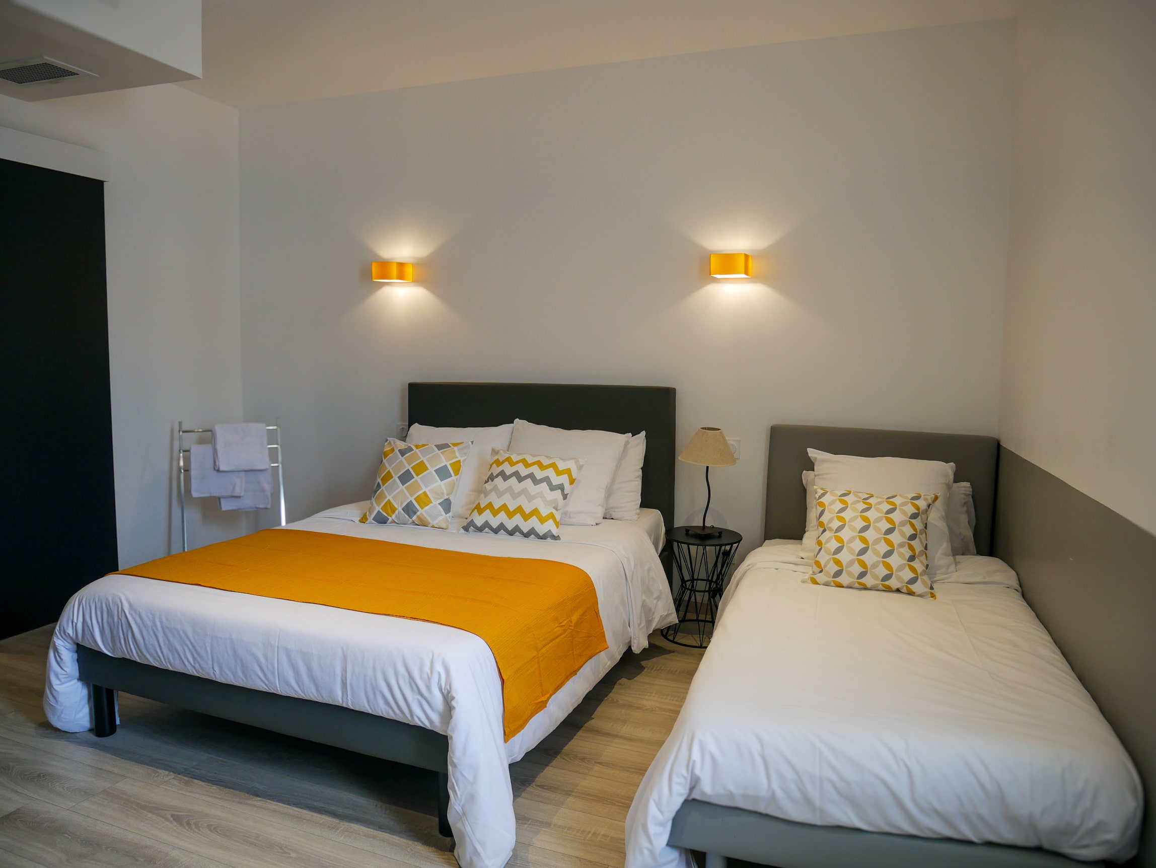 Chambre-triple-Hotel-Le-Central-Balaruc-Les-Bains.jpg