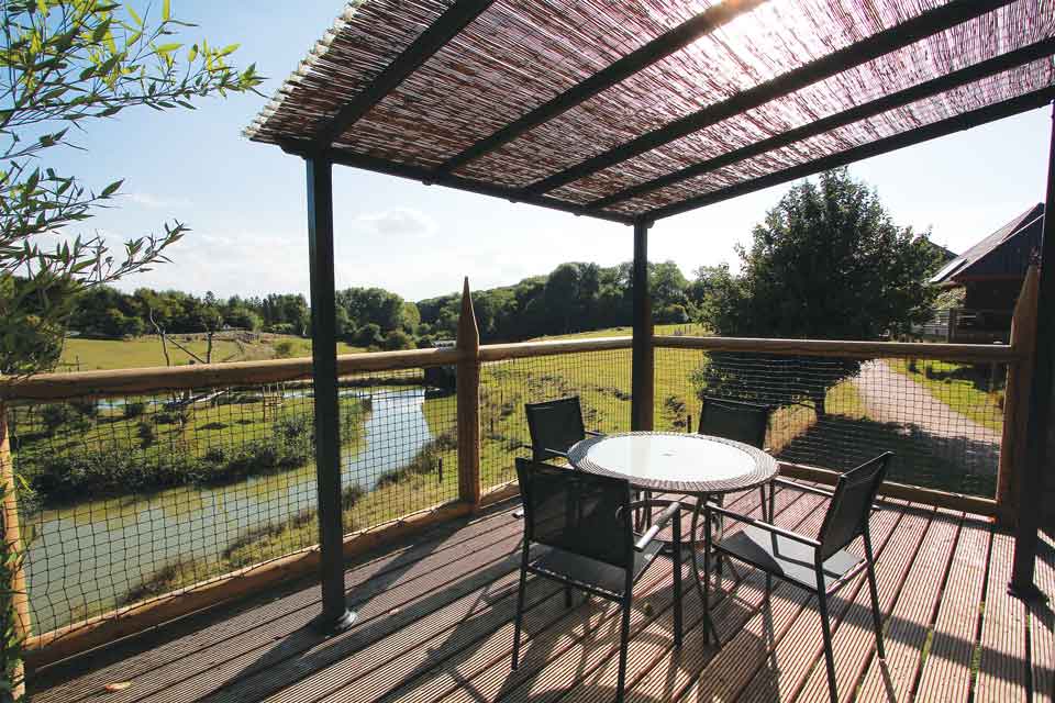 Terrasse-avec-vue-panoramique-Cerza-Safari-Lodge-Herminal-Les-Vaux.jpg